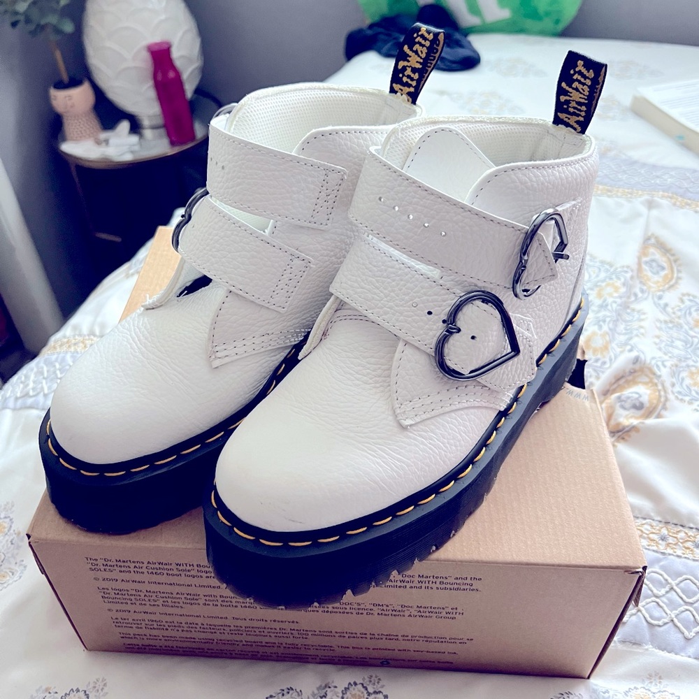 Dr. Martens Devon Heart Platform Boot Women’s size 7